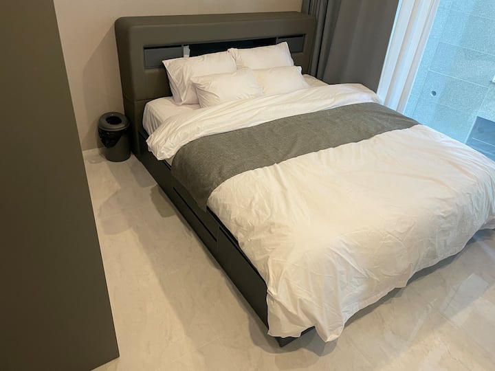 Le lit est le plus grand lit king size (LK) (1 800 mm * 2 000 mm)

J'ai utilisé un matelas haut de gamme ^ ^