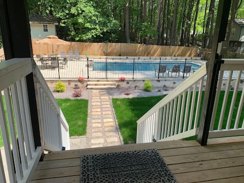 Fence house w/private pool, hot tub,fire pit.