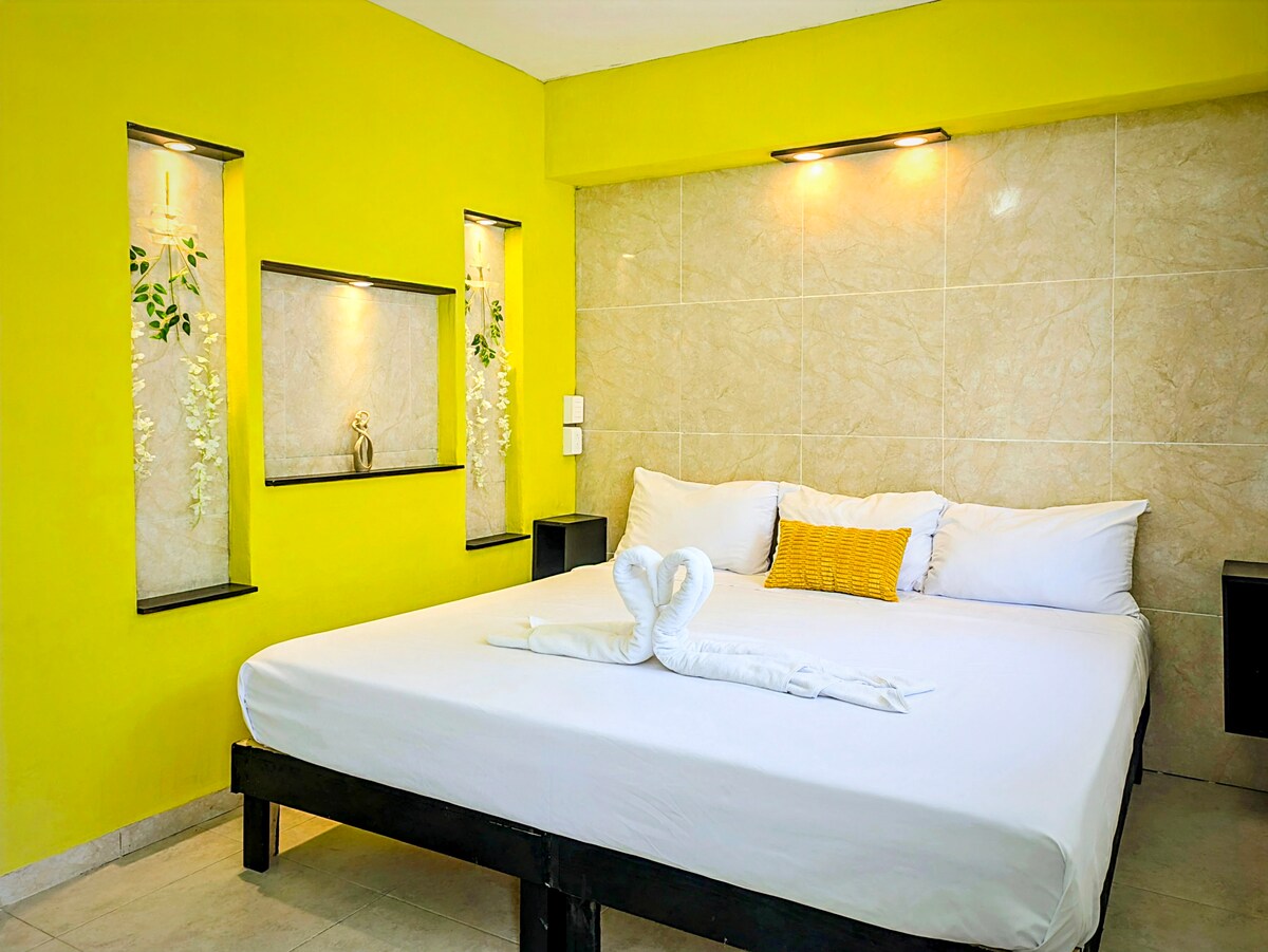 Disfruta de tu mejor sueño nocturno en tu cama tamaño king de espuma viscoelástica con sábanas de lujo aquí en Playa del Carmen en tu suite "París". ¡De verdad!