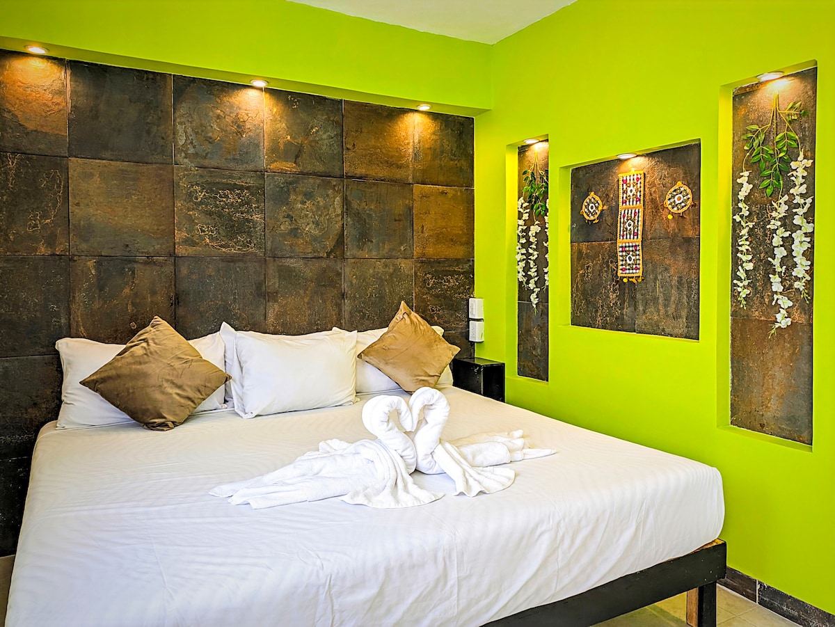 Disfruta de tu mejor sueño nocturno en tu cama tamaño king de espuma viscoelástica con sábanas de lujo aquí en Playa del Carmen en tu suite "Ubud". ¡De verdad!