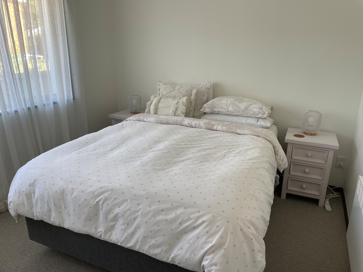 Საოცნებო მეორე საძინებელში პლაჟის სიმშვიდეა. 