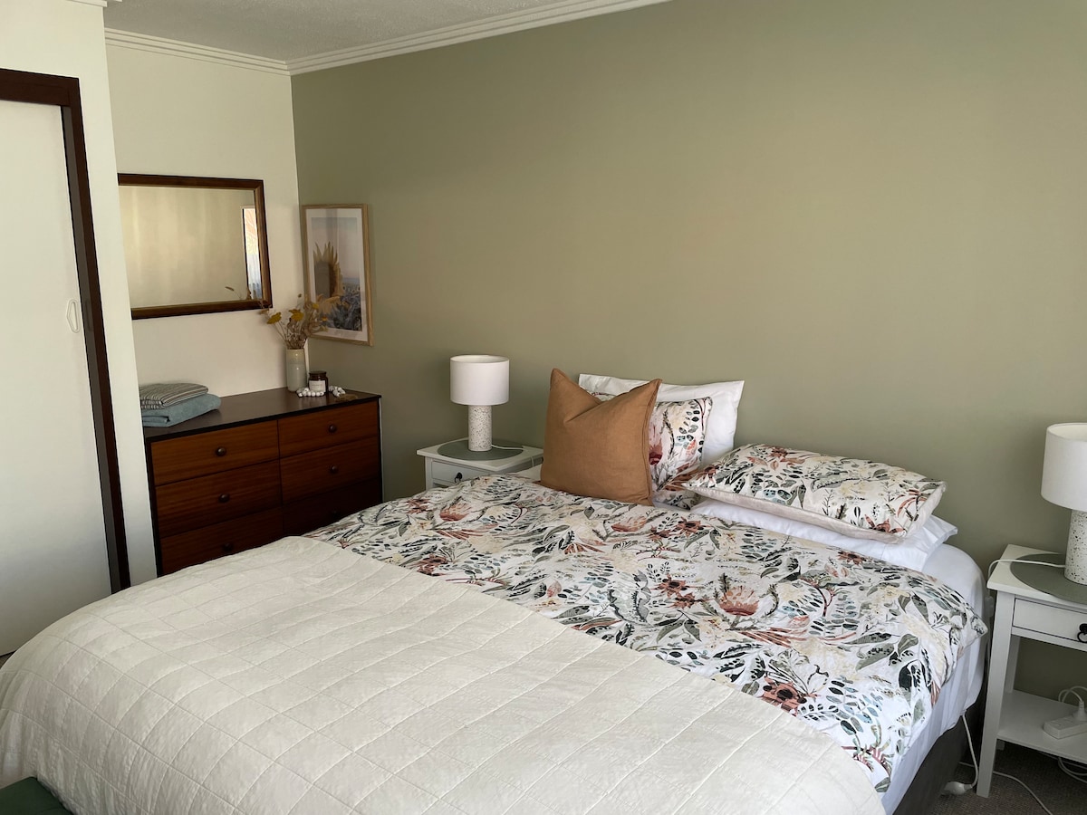 Კარგად აღჭურვილ ოსტატს აქვს ბალიშის ზედა საწოლი, ელექტრო საბანი, ხარისხიანი თეთრეული და კედლის გამათბობელი, რომ მყუდროდ იყოთ. 