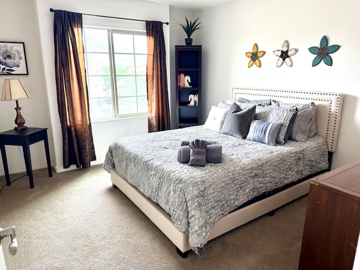 Bedroom 4, queen size bed. Room includes a portable crib available for use in any room.