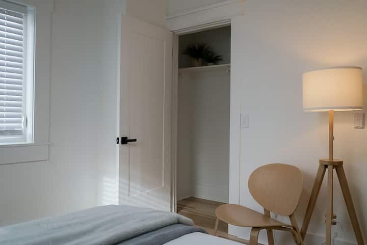 kitanda aina ya king cha chumba cha kulala cha pili cha ghorofa kuu