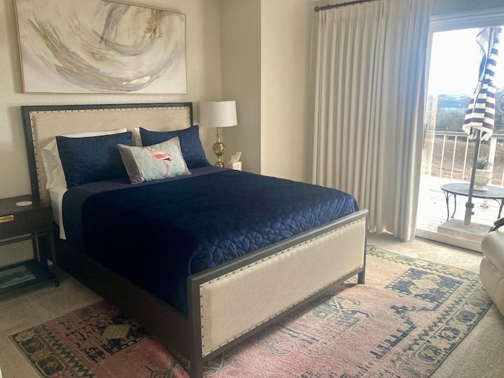 3º quarto com roupa de cama stearns & foster, banheiro privativo e varanda compartilhada com o 2º quarto com vistas incríveis para o campo da colina e o Lago Travis.
