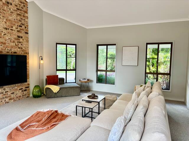 Stunning Hinterland Tuscan Style Retreat NSW gallery image 3