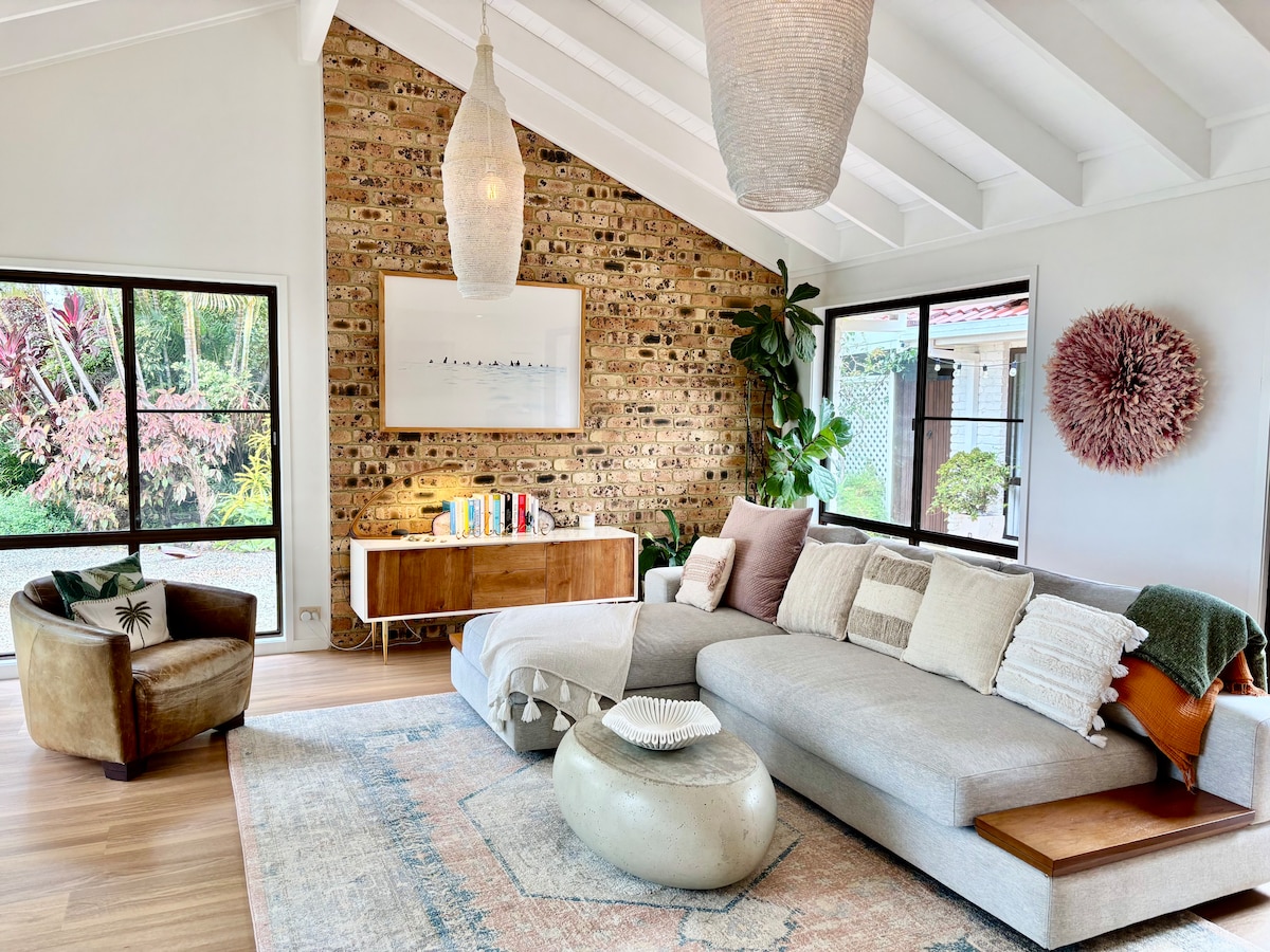 Jasper King休息室，美丽的斜纹耙状天花板，手工制作的吊灯。 