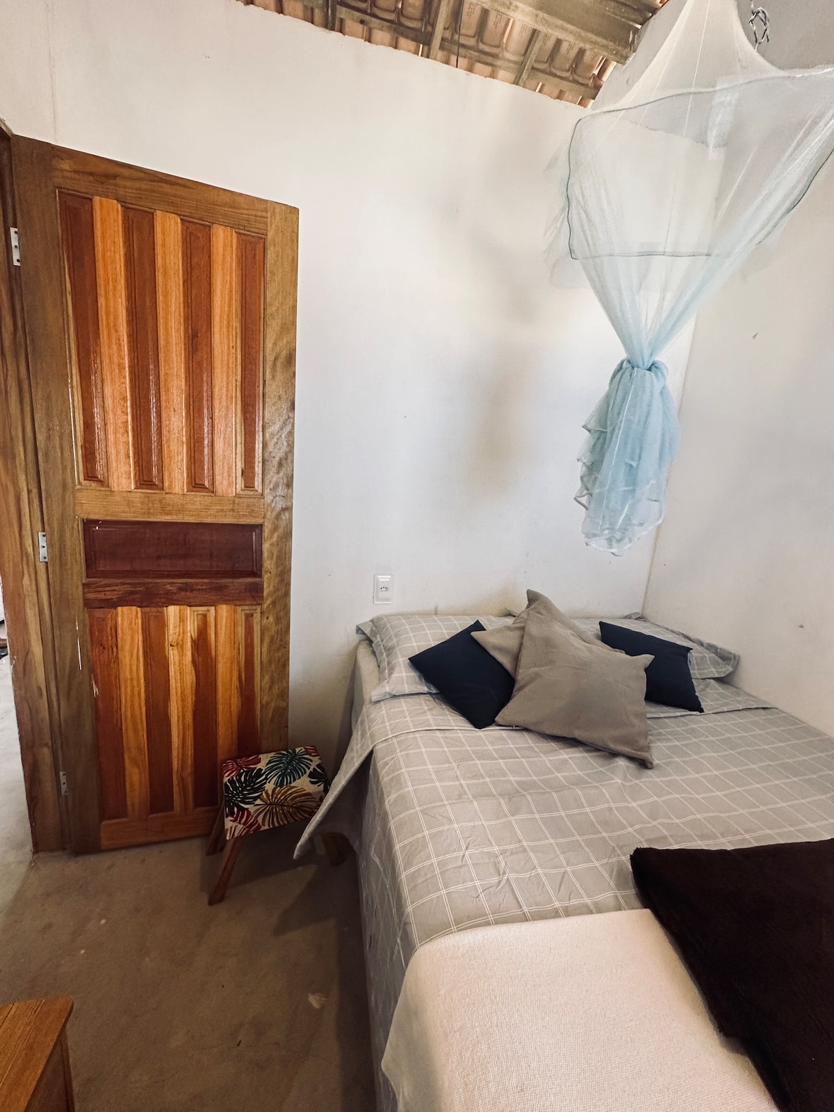 חדר שינה 2 - עם מיטה זוגית, מאוורר ומדפים כדי להכיל מזוודות.