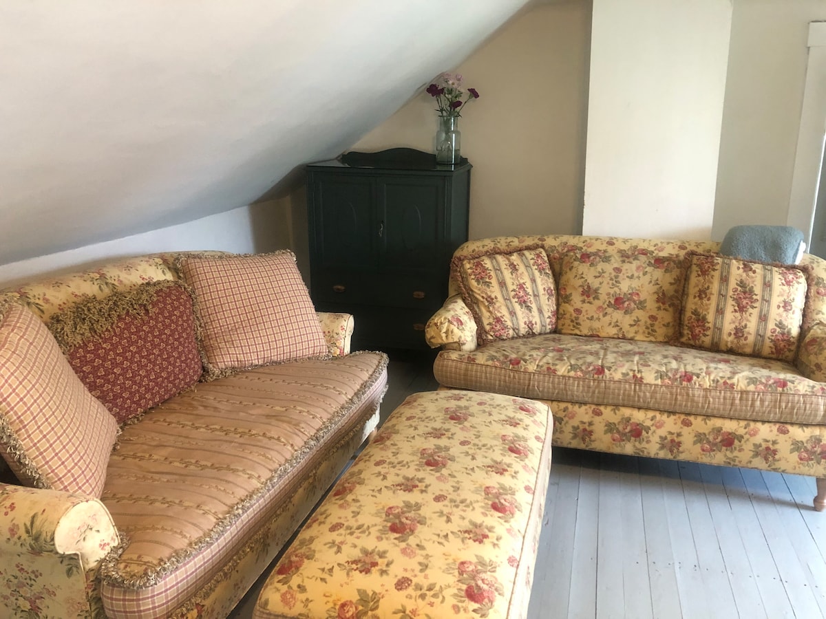 Obývacia izba na poschodí vedľa hlavnej spálne s toaletou