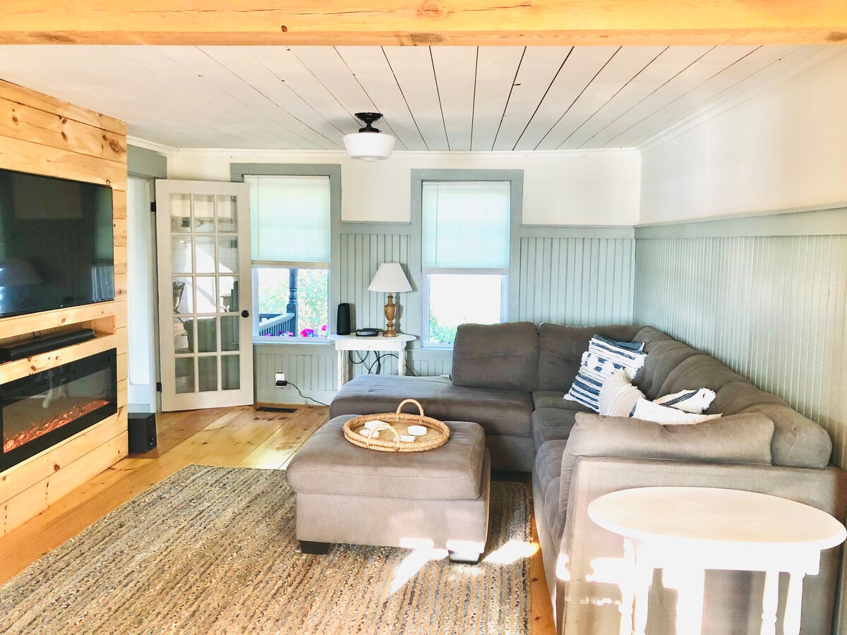 Rodinná izba s útulnou sedacou súpravou, veľkou televíziou a krbom – ideálna na rodinné večery. 