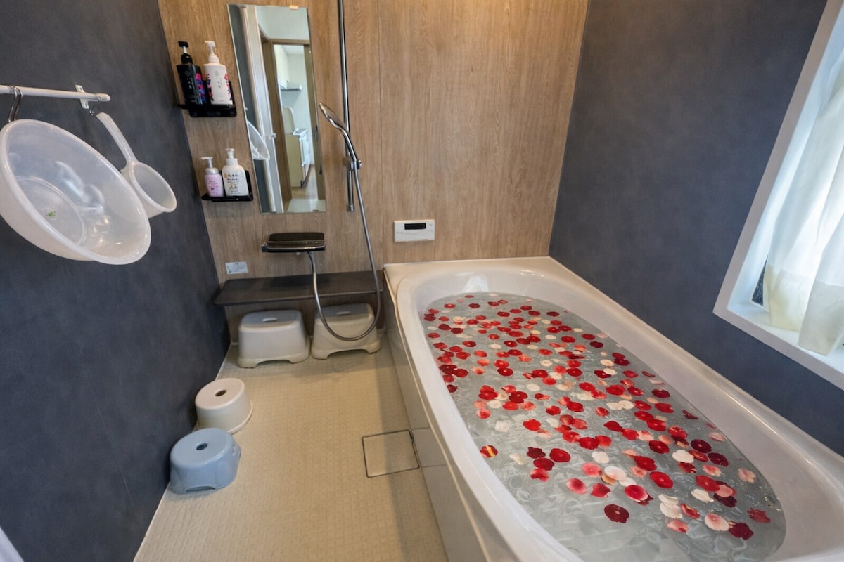 広々バスルーム。
花びらはイメージです。