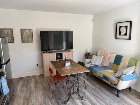 Successful Airbnb property: Cozy & Central Suite in Kensington Cedar Cottage