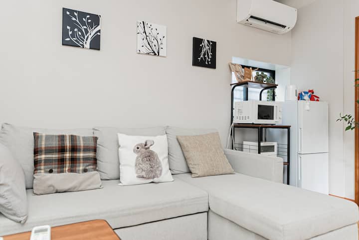 الطابق الأول / يمكن فتح هذه الأريكة لتصبح سريرًا يتسع لشخصين