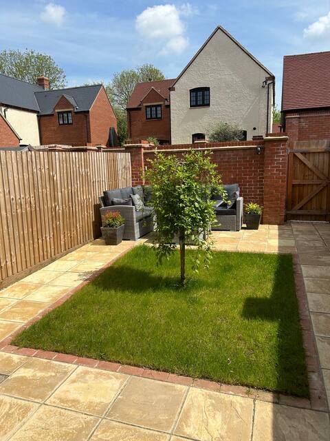 Modern 2 Bed, Free Parking & close to Silverstone!