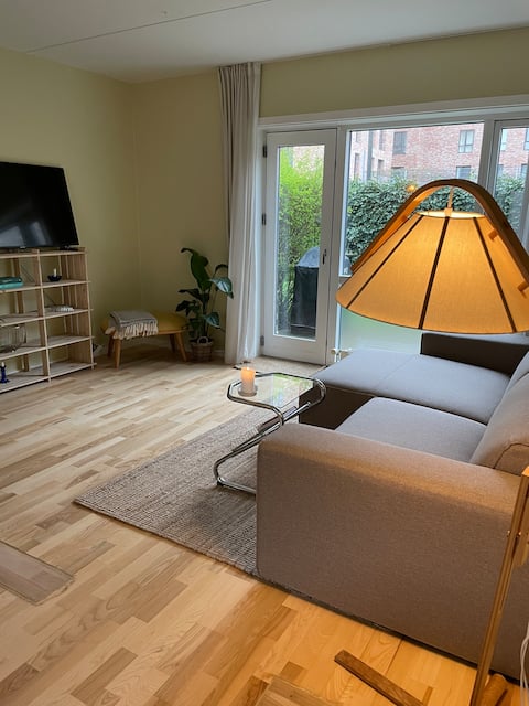 Top Airbnb: Lys lejlighed med egen have in Frederiksberg