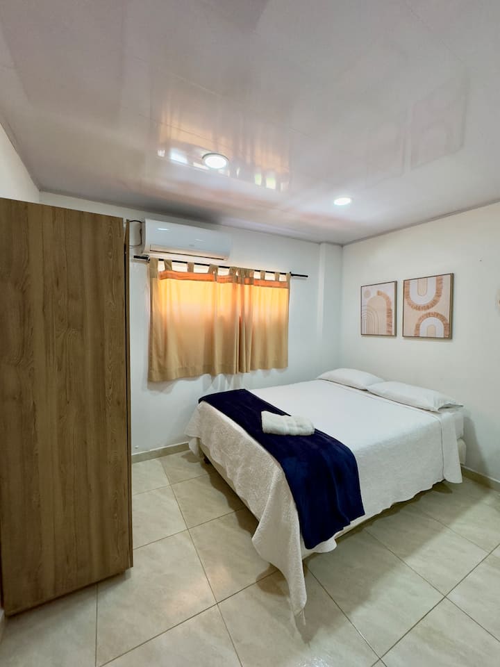 第二间客房。一张130厘米x 190厘米的双人床和一张1厘米x 190厘米的单人床，非常适合一群朋友、兄弟姐妹、有小孩的夫妇入住