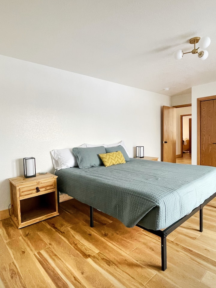 Primarni apartman uključuje udoban bračni krevet (180x200), ogledalo u punoj dužini i staklena vrata koja vode na terasu. Prekrasan pogled kilometrima daleko dok se opuštate u krevetu! 