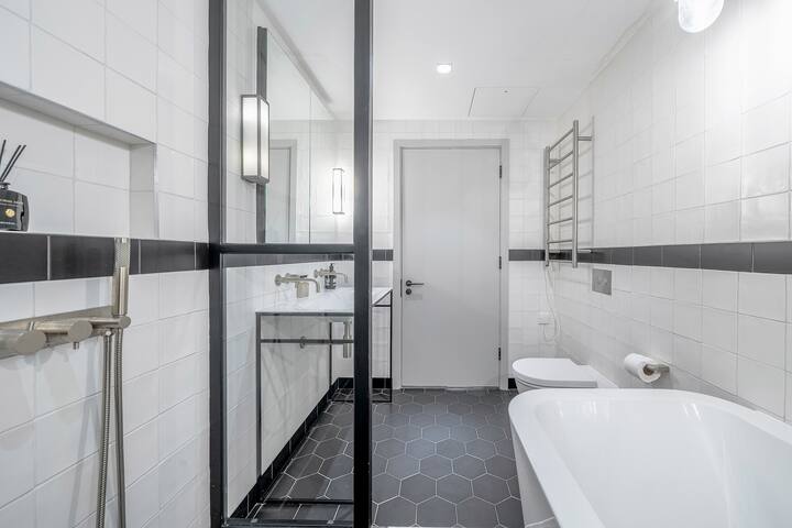 Stylish 2-Bedroom Apartment in the Heart of Soho gallery image 2