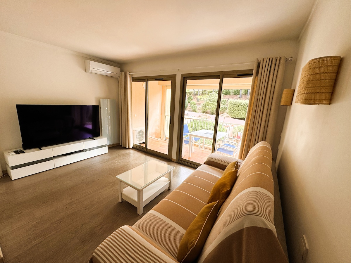 Sebule yenye kiyoyozi na kitanda bora cha sofa (godoro halisi)