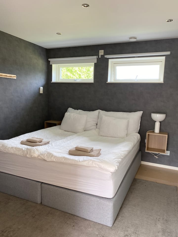 غرفة نوم بسرير مزدوج 180 سم وسرير أطفال ومكيف هواء ومدخل خاص للحمام 