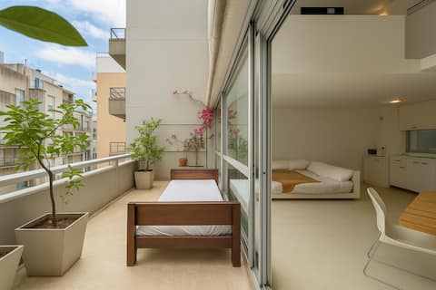 Spacious loft with balcony, king bed and hot tub