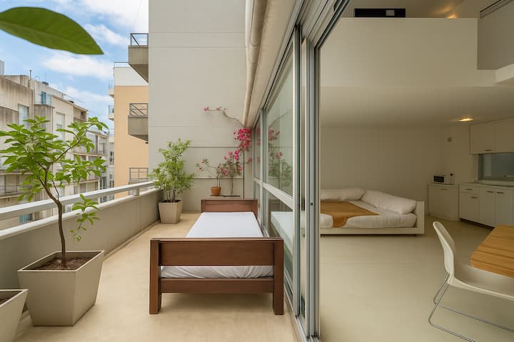 Spacious loft with balcony, king bed and hot tub