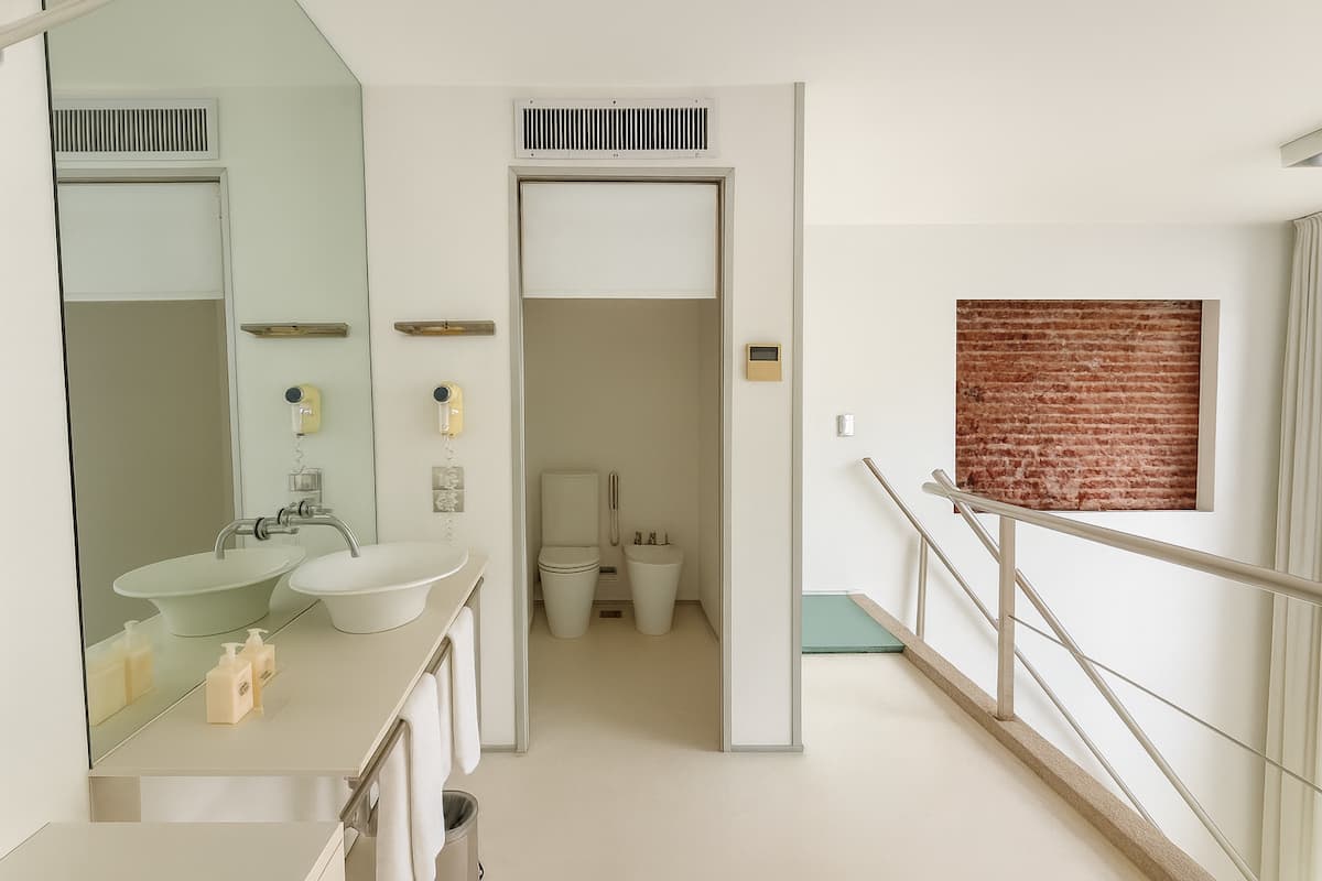 Amplio Loft con balcón, cama King y Jacuzzi, fotografía 6 de 11