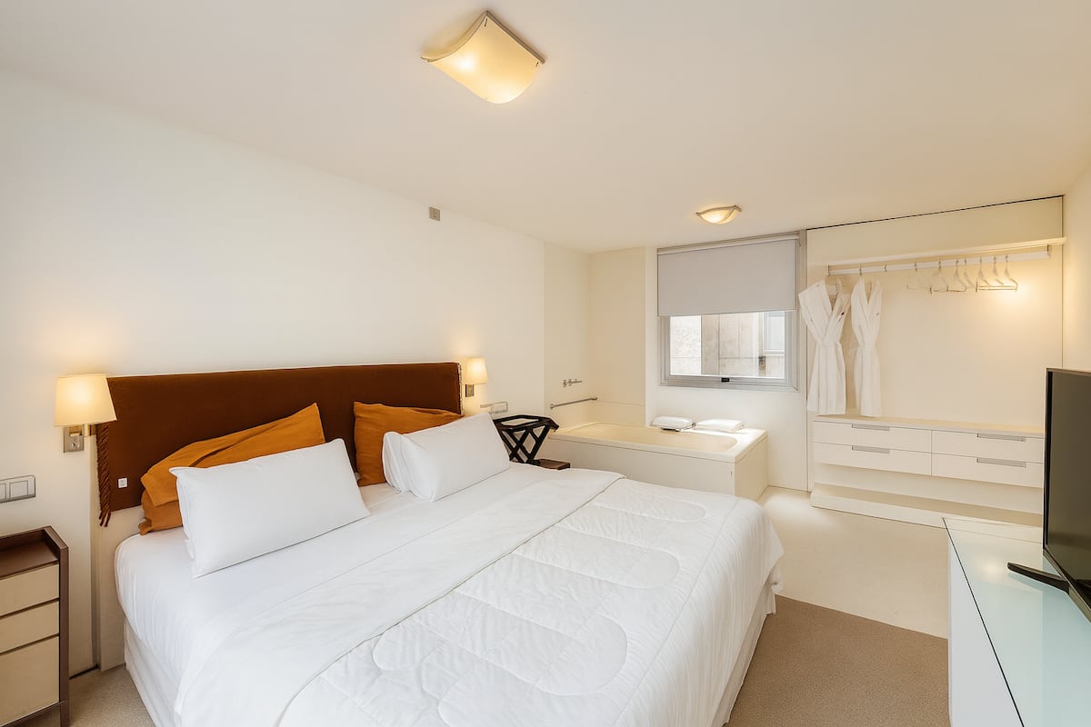Amplio Loft con balcón, cama King y Jacuzzi, fotografía 5 de 11