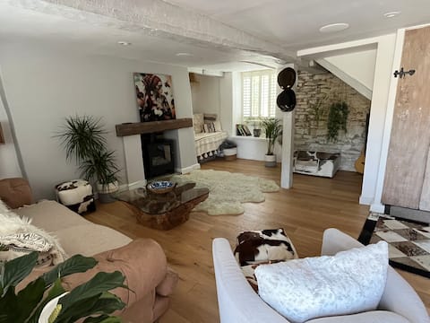 Top performing Airbnb: Bosuns - Beautifully Decorated Thatched Cottage in Purbeck
