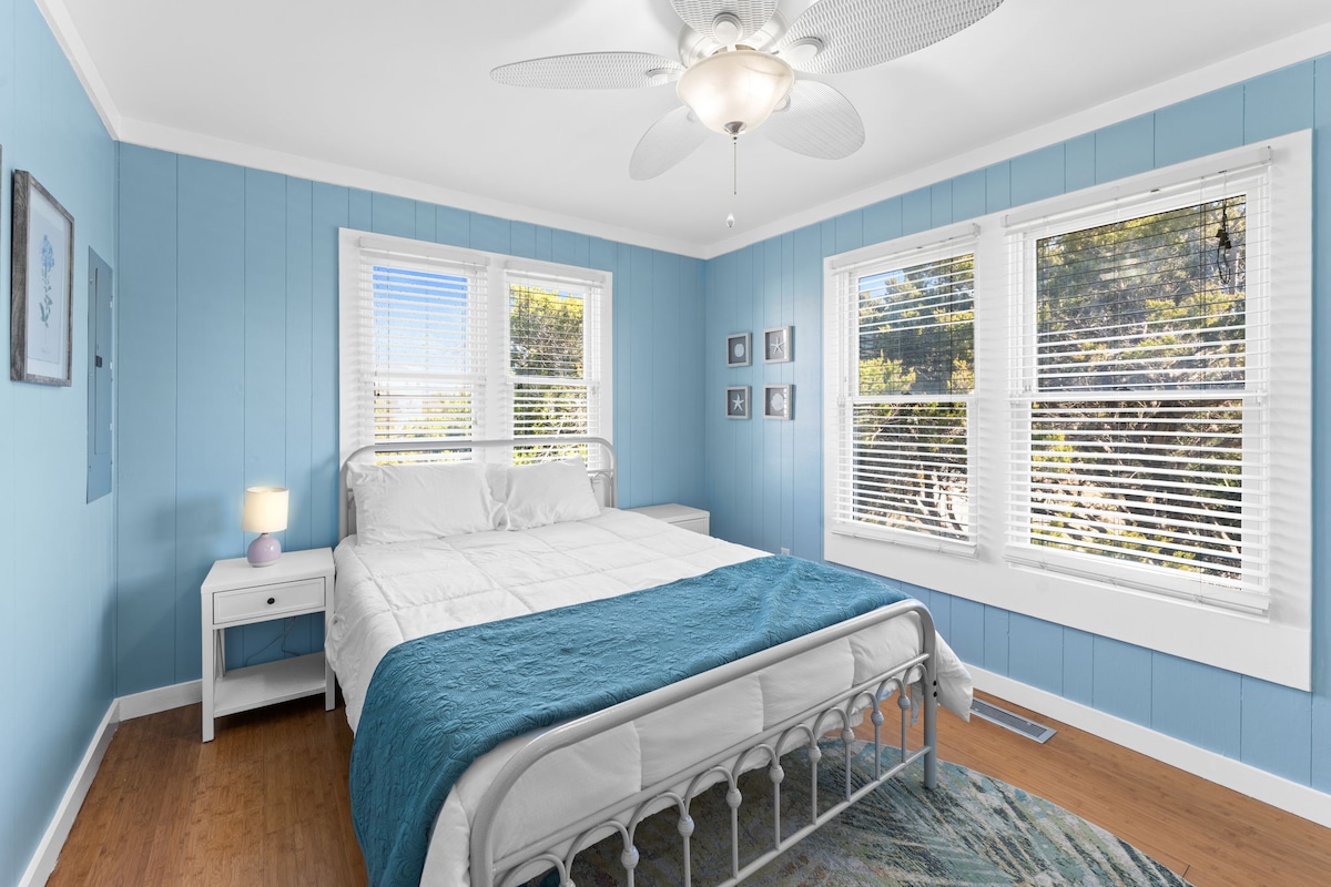 Chumba cha kulala chenye starehe cha malkia chenye mwanga mwingi wa asili