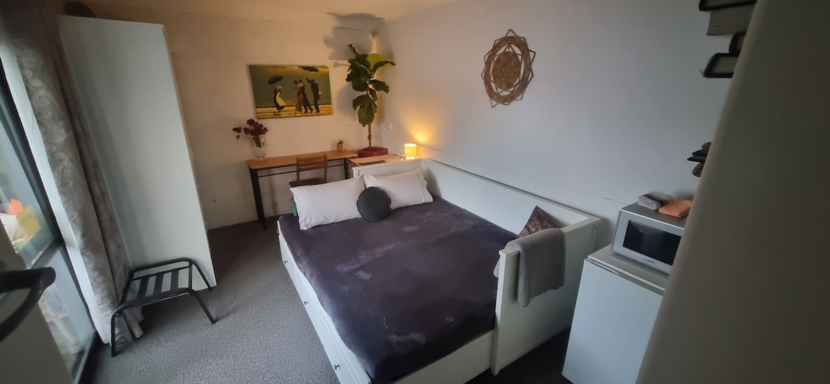 კომფორტული გასაშლელი დივანი, რომელიც შესაძლოა ერთადგილიანი იყოს მეტი სივრცისთვის.