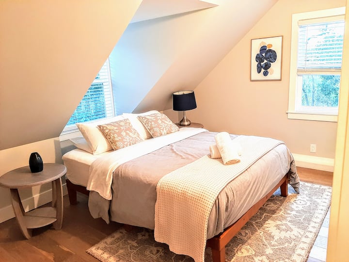 Camera da letto al piano superiore con letto a due piazze