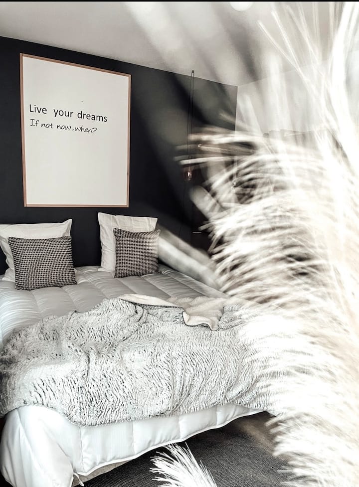 Comfortable and carefully decorated room for a restful sleep
Queen size bed 160x200
Large storage space for your clothes 
Warm decor and design