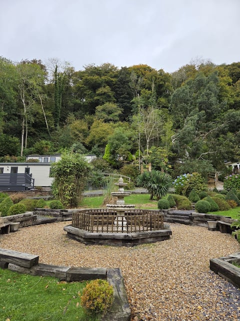 Top Airbnb: Woodland Retreat - Private/sunny location in Bryncir, Garn, Penmorfa, Golan, Treflys, Prenteg