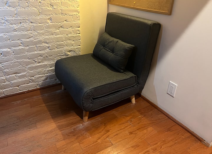 Esto abre el piso y es adecuado para una sola persona.