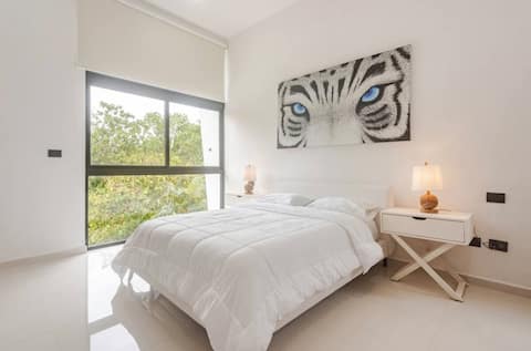 Large house/private pool 5 minutes from the beach