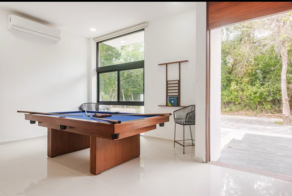 Airbnb con mejor rendimiento: Luxury Villa w/ Pool & Jacuzzi Near the Beach en Aldea Kin