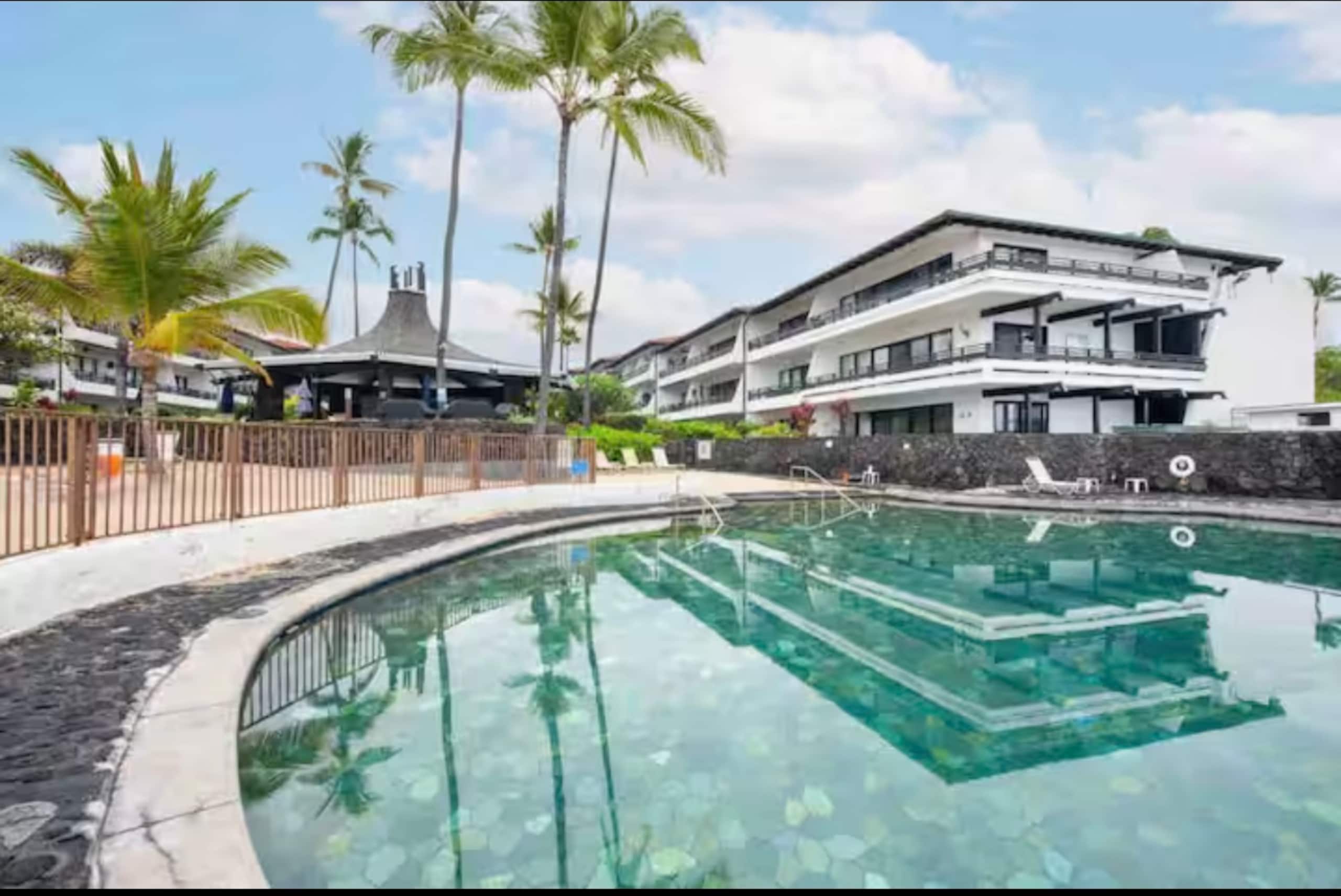 10 min to Town* AC*King Bed*Oceanside Pool - Image 30