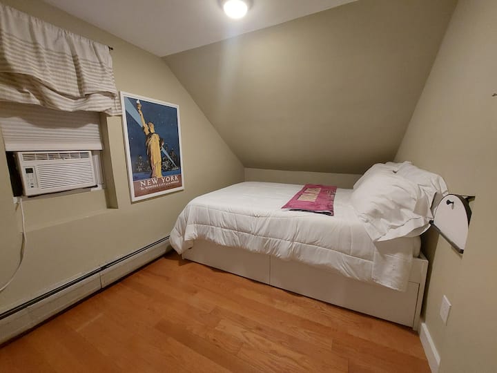 Მყუდრო და ცალკე საძინებელი ორადგილიანი საწოლით თეთრეულით, დამატებითი საბნებითა და ბალიშებით და კონდიციონერის ფანჯრით. Განთავსდება მაქსიმუმ ორი ადამიანი. 