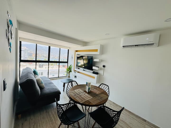 Escápate a este moderno y luminoso departamento con vistas espectaculares! Relájate en la sala con cómodo sofá, disfruta de tus programas en la smart tv y comparte comidas en el comedor para 4. Con a/c es el lugar perfecto en el corazón de Acapulco