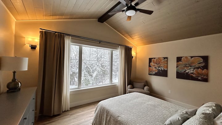 Despiértate con impresionantes vistas al agua desde el espacioso dormitorio principal, con enormes ventanas que enmarcan el hermoso paisaje. Disfruta de un refugio tranquilo con un telón de fondo pintoresco.