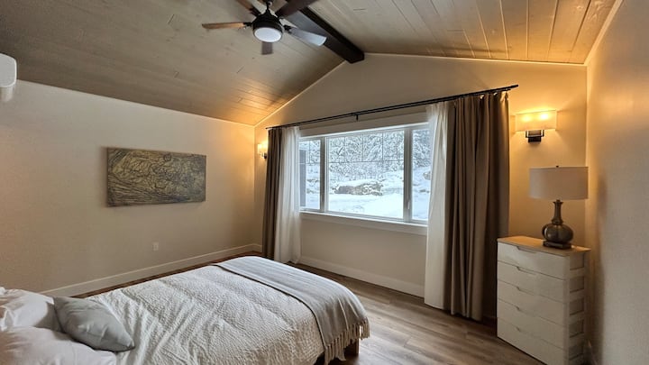 Escápese al sereno segundo dormitorio principal, que ofrece vistas tranquilas de la naturaleza circundante, donde las rocas, los árboles y la vida silvestre ocasional crean un refugio natural privado. Es el lugar perfecto para reconectar con la naturaleza.