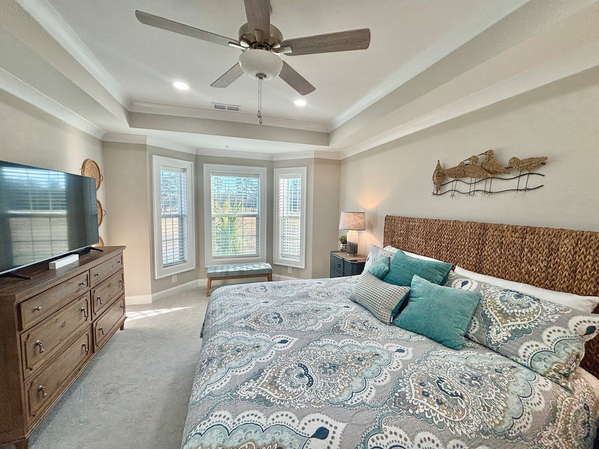 De hoofdslaapkamer is ruim & prachtig vormgegeven. 