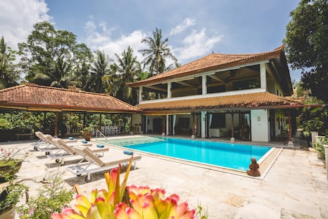 Large luxurious Villa Balian beach