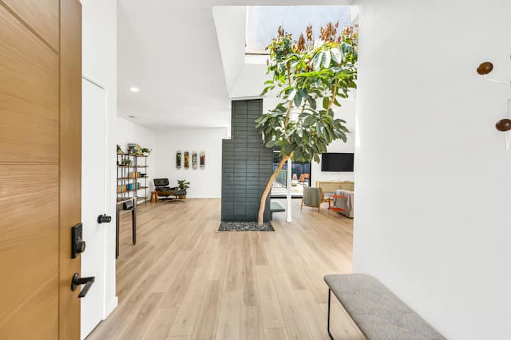 "Stylish 4br Mid-century Oasis With Pool" - 엘크그로브