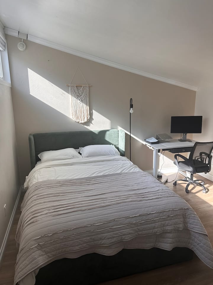 Loft s manželskou posteľou Queen a priestorom Worning