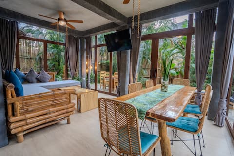 Tropical Garden Villa, near the Beach, shared pool