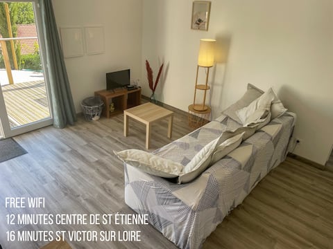 Popular Airbnb listing: Spacious and bright 2-room apartment with fully-equipped kitchen in Diocèse De Saint étienne