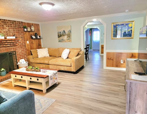 Popular Airbnb listing: Entire 3RmCottage! 2.5Dwntwn&Malls/I-95/13mFtBragg in Fayetteville