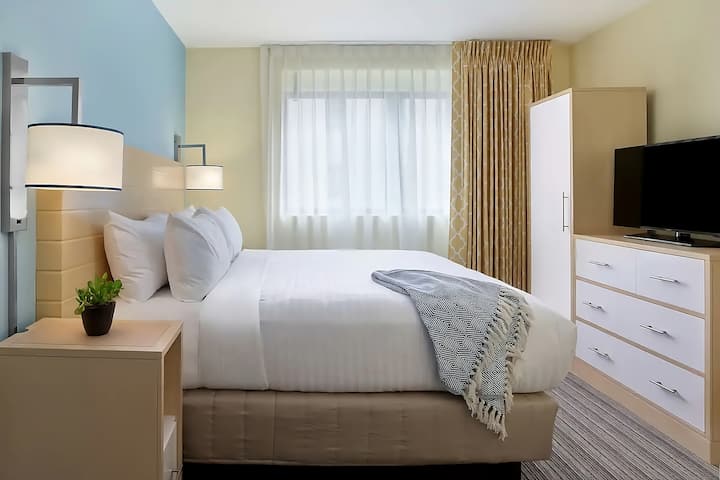Family Break! 3 Units Near Lafayette Square - New Orleans, LA